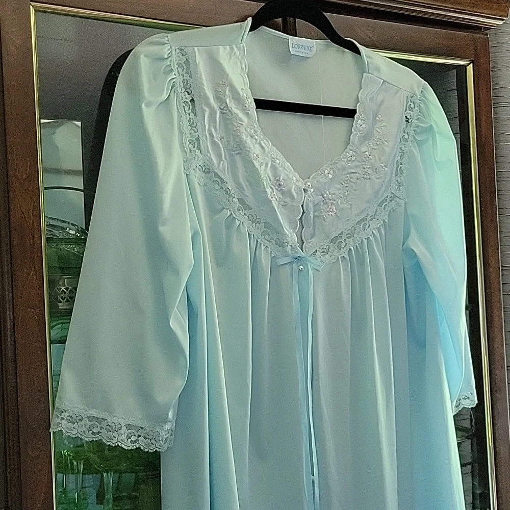 LORRAINE ROBE - Picture 4 of 7